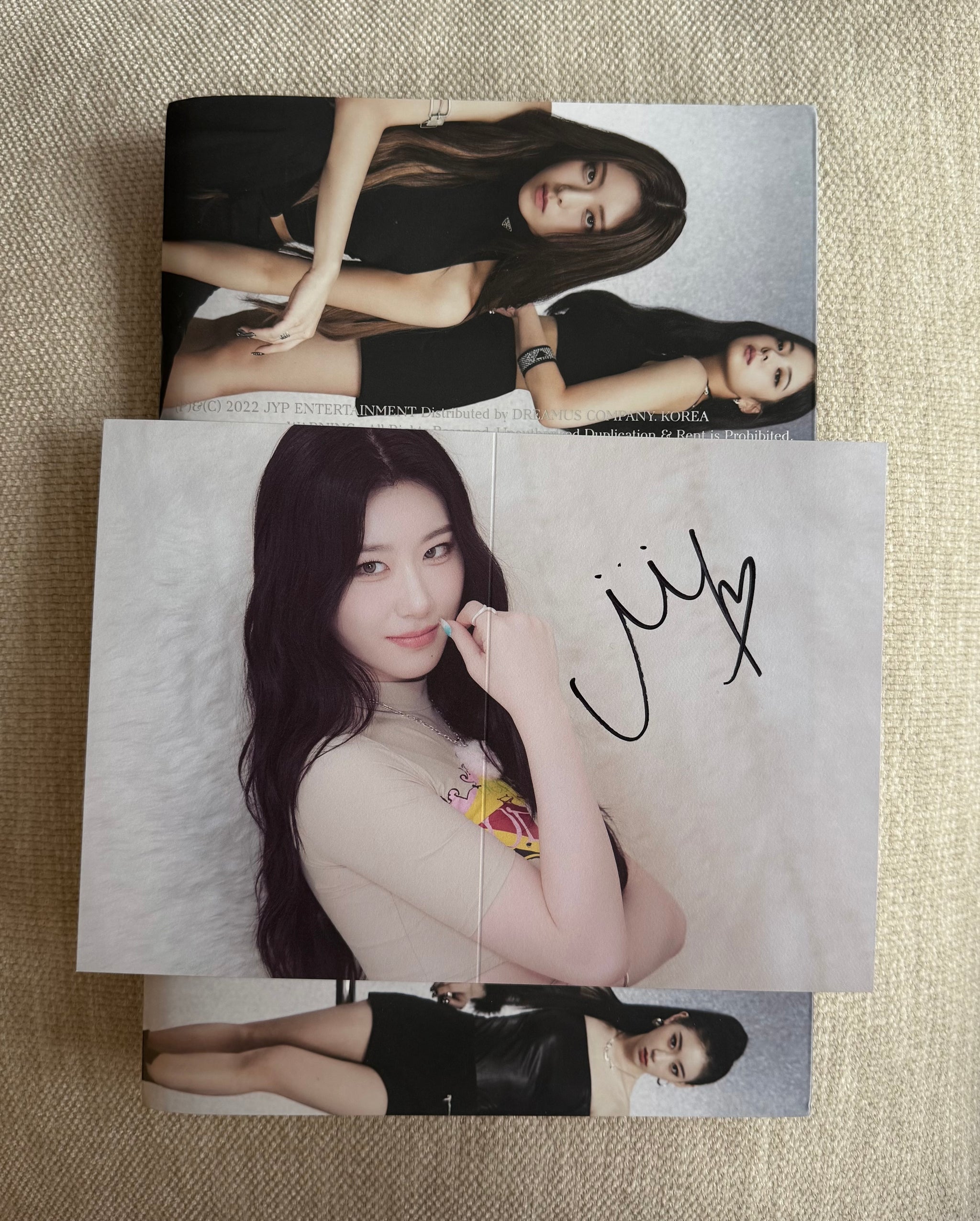 itzy 直筆サイン入りアルバム Cheshire Itzy 'CHESHIRE' Album - SIGNED – 00:00 Studios